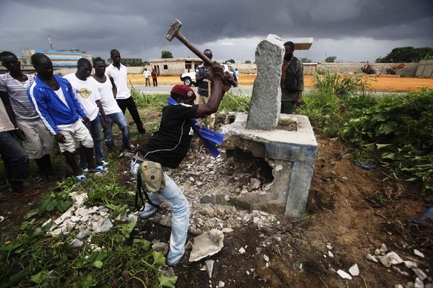Assainissement de la ville - Un autre monument de Gbagbo détruit